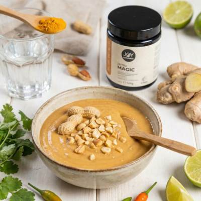 Dieser Erdnuss-Sesam-Dip mit jamu:MAGIC vereint intensiven Geschmack mit echter Wohlfühlwirkung