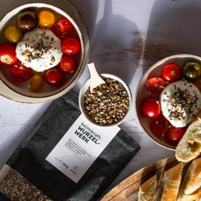 Schnell, frisch und voller Geschmack: Burrata mit Tomaten & gekeimten WURZELWERK