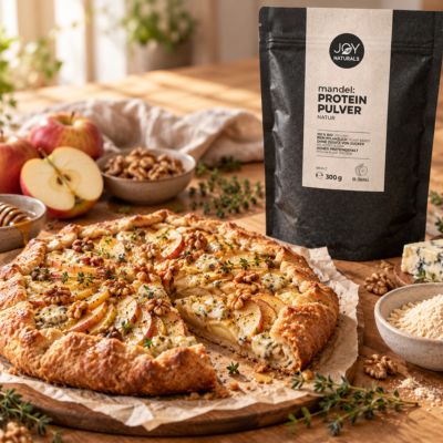Herzhafte Apfelgalette mit JOY Mandelprotein, Walnüssen & Gorgonzola