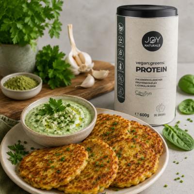 Knusprige Kartoffel-Pancakes mit vegan-greens:PROTEIN Kräuter-Dip