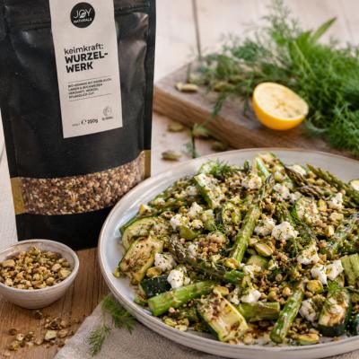 Lauwarmer Zucchini-Spargel-Salat mit Feta & Keimkraft-Topping