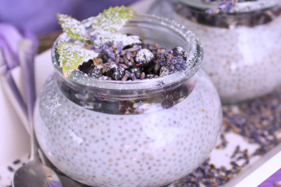 Unser köstlicher Lavendel-Heidelbeer-Chia Pudding ist nicht nur eine wahre Gaumenfreude, sondern auch ein gesunder Genuss, der reich an Antioxidantien und Omega 3-Fettsäuren ist.