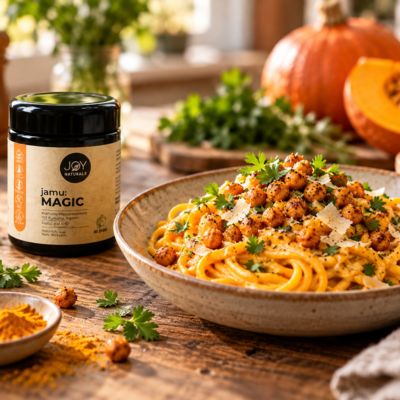 Cremige Golden Pumpkin Pasta mit jamu:MAGIC & knusprigen Kichererbsen