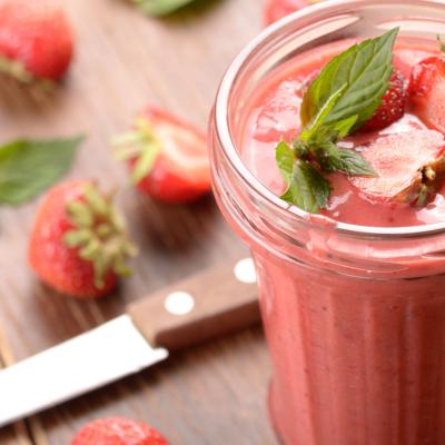 Erdbeer-Rhabarber-Maca-Smoothie mit Fokus