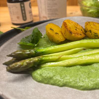 Cremige Kräuterschaumsauce trifft Frühlingsgemüse