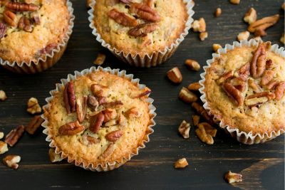 Saftige Zucchini-Muffins mit Dattelzucker und Mandelprotein-Porridge