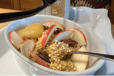 Dieser leckere Quinoa-Haferbrei mit Apfelmus ist in nur 5 Minuten zubereitet und stärkt mit jamu:MAGIC deine Widerstandskraft und schützt deine Zellen.