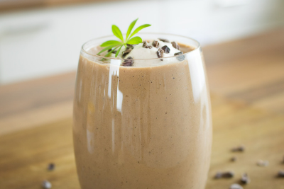 Dieser köstliche Smoothie ist in 5 Minuten zubereitet und liefert dir wertvollstes Eiweiß, Ballaststoffe und bringt deine Leistung mit konzentriertem Cordyceps Extrakt auf Hochtouren.