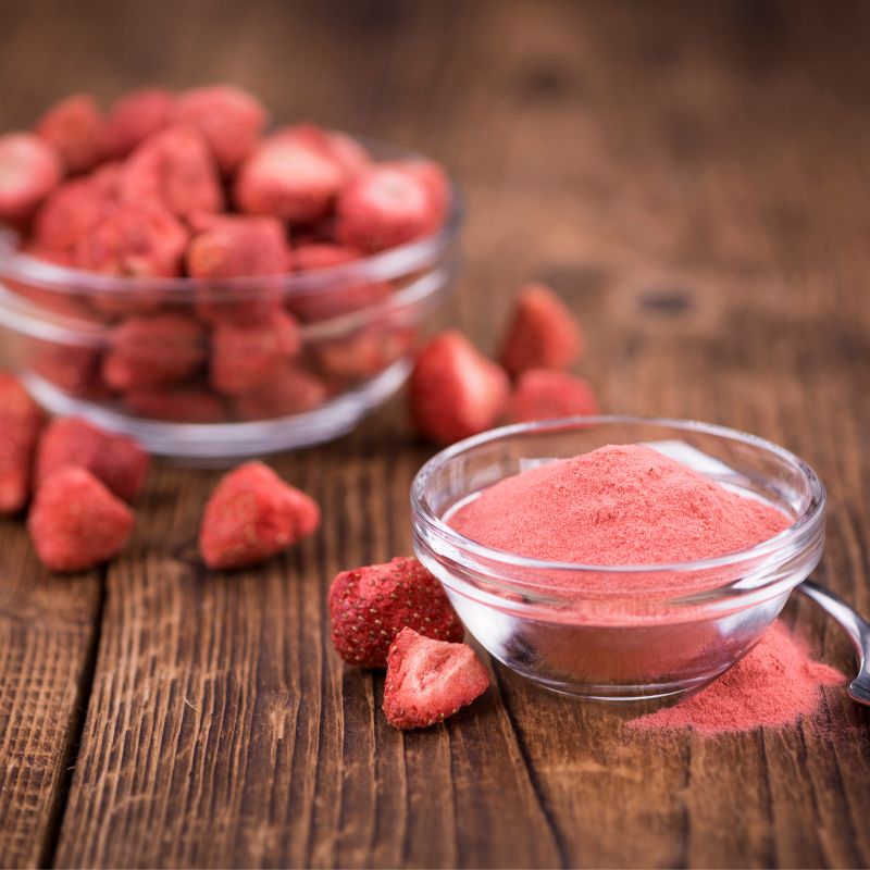 100 % reines Fruchtpulver aus gefriergetrockneten BIO-Erdbeeren.