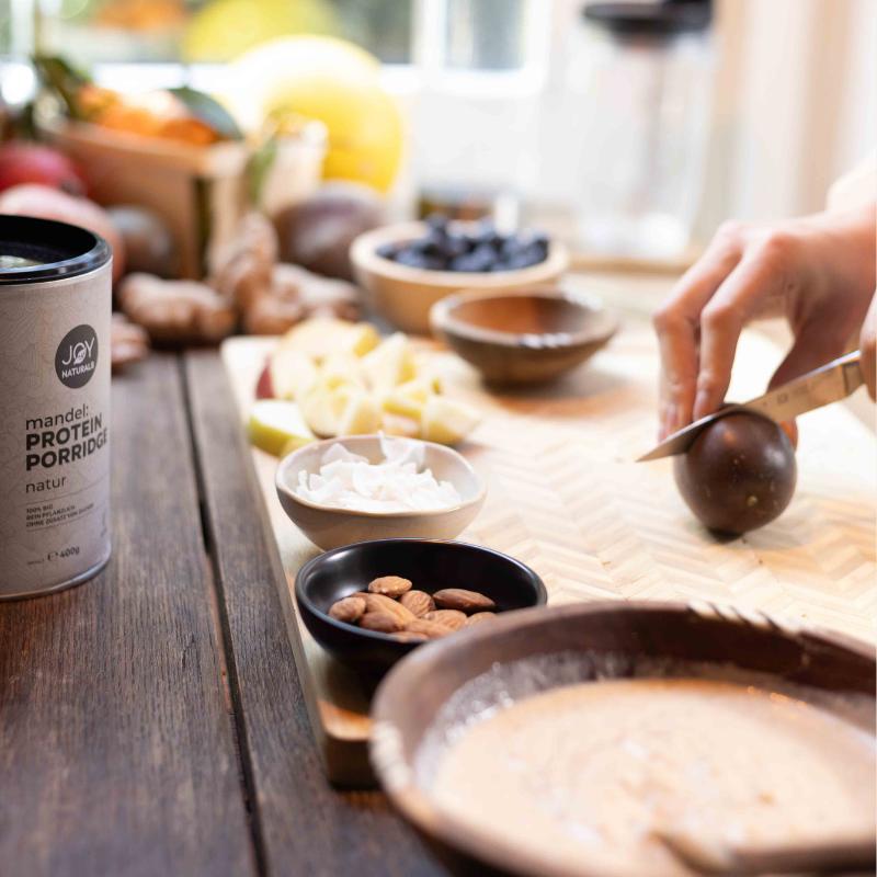 Obst schneiden für die Zubereitung von Mandel Protein Porridge