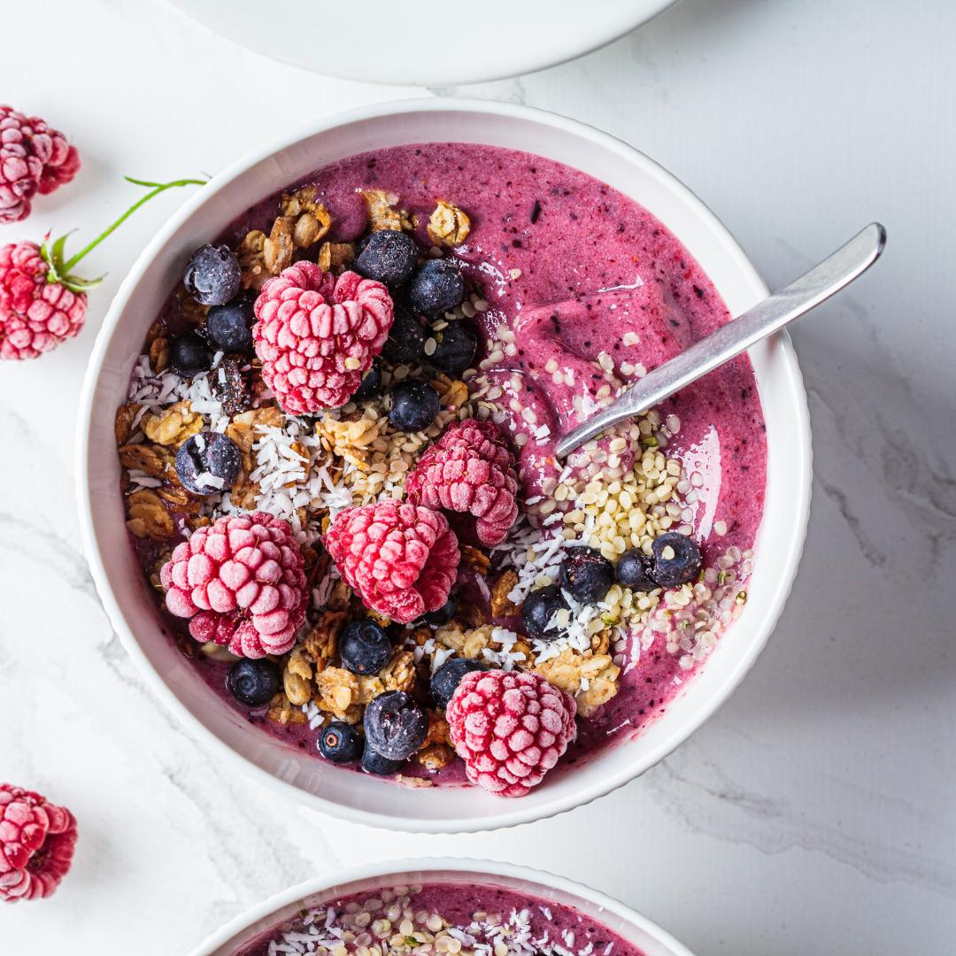 Erdmandel-Smoothie-Bowl Himbeer-Kokos