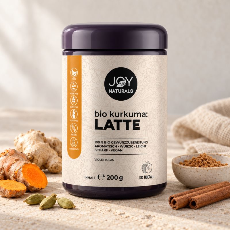 JOY NATURALS Bio Kurkuma Latte im Violettglas mit Kurkuma, Ingwer, Zimt, Kardamom und Kokosblütenzucker.